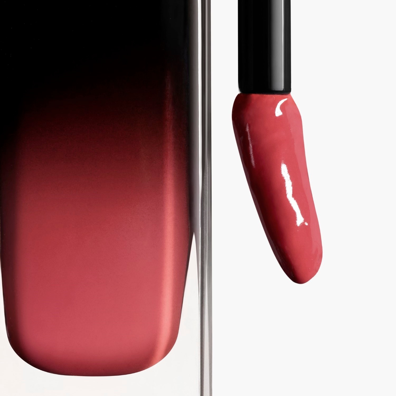 LA BARRA DE LABIOS LÍQUIDA BRILLANTE DE LARGA DURACIÓN